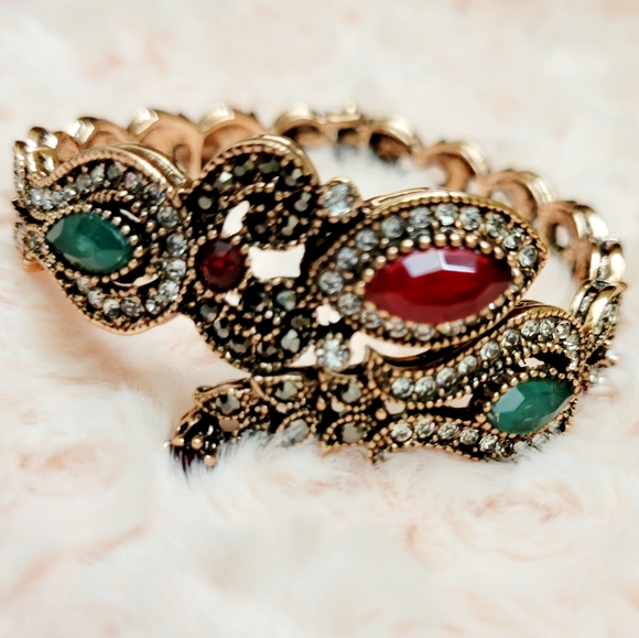 Vintage-inspired bangles/bracelets featuring emeralds and rubies. - Picture 12 of 13